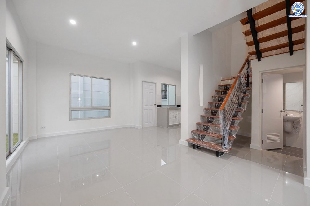 บ้านมือสอง โครงการ วิสต้าอเวนิว เพชรเกษม81 หลังมุม จาก SC Asset เนื้อที่กว้าง 31.7 ตร.ว. ฟังก์ชัน 3 ห้องนอน 2 ห้องน้ำ 1 ที่จอดรถ ราคาถูก และคุ้มค่าที่สุดในโครงการ! บนทำเลศักยภาพ เข้า-ออกหลายเส้นทาง อาทิ ถนนเพชรเกษม ถนนพุทธมณฑลสาย3 ใกล้รถไฟฟ้าสายสีน้ำเงิน(ส่วนต่อขยาย)